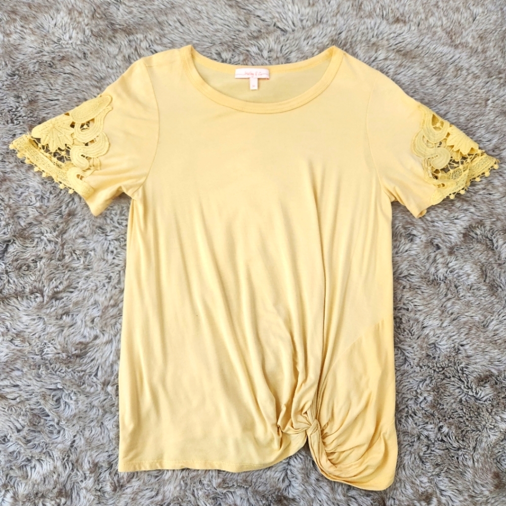 Hailey & Co Twistโ Front Short Sleeve Crochet Lace Spliced Tee Size Medium